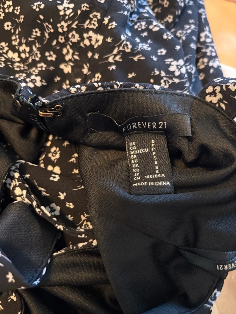 Dress size small - Picture 5 of 5